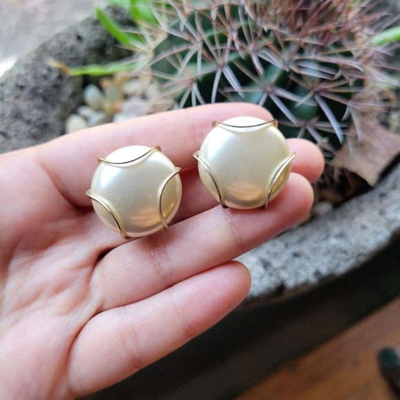 Vintage Faux Pearl Classic Pearl Screwback Clipon Earrings - Picture 5 of 8